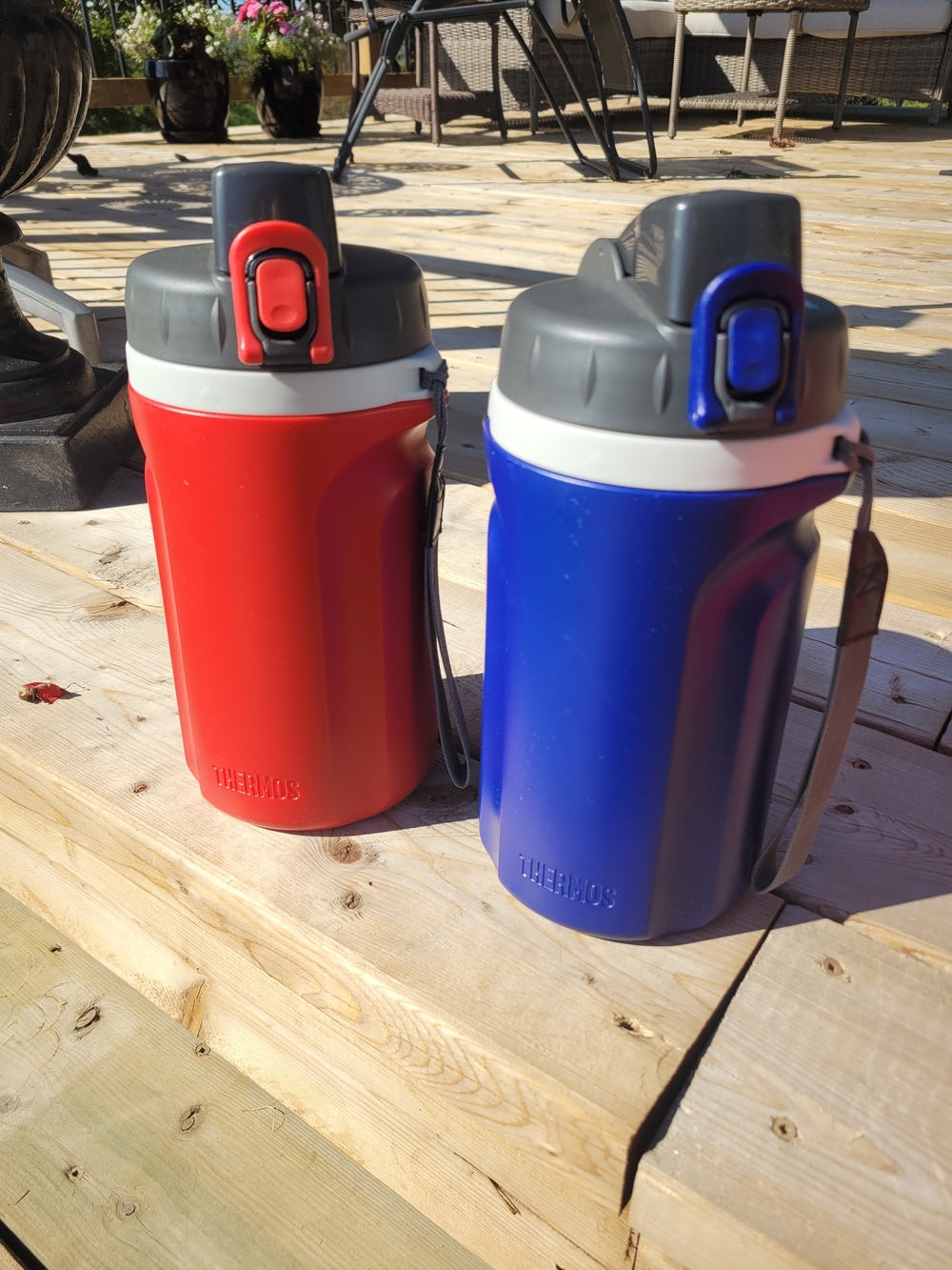 Thermos Red & Blue Insulated Sport Bottle - Portable Hydration